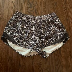 Lululemon Hotty Hot Shorts size 12 Long